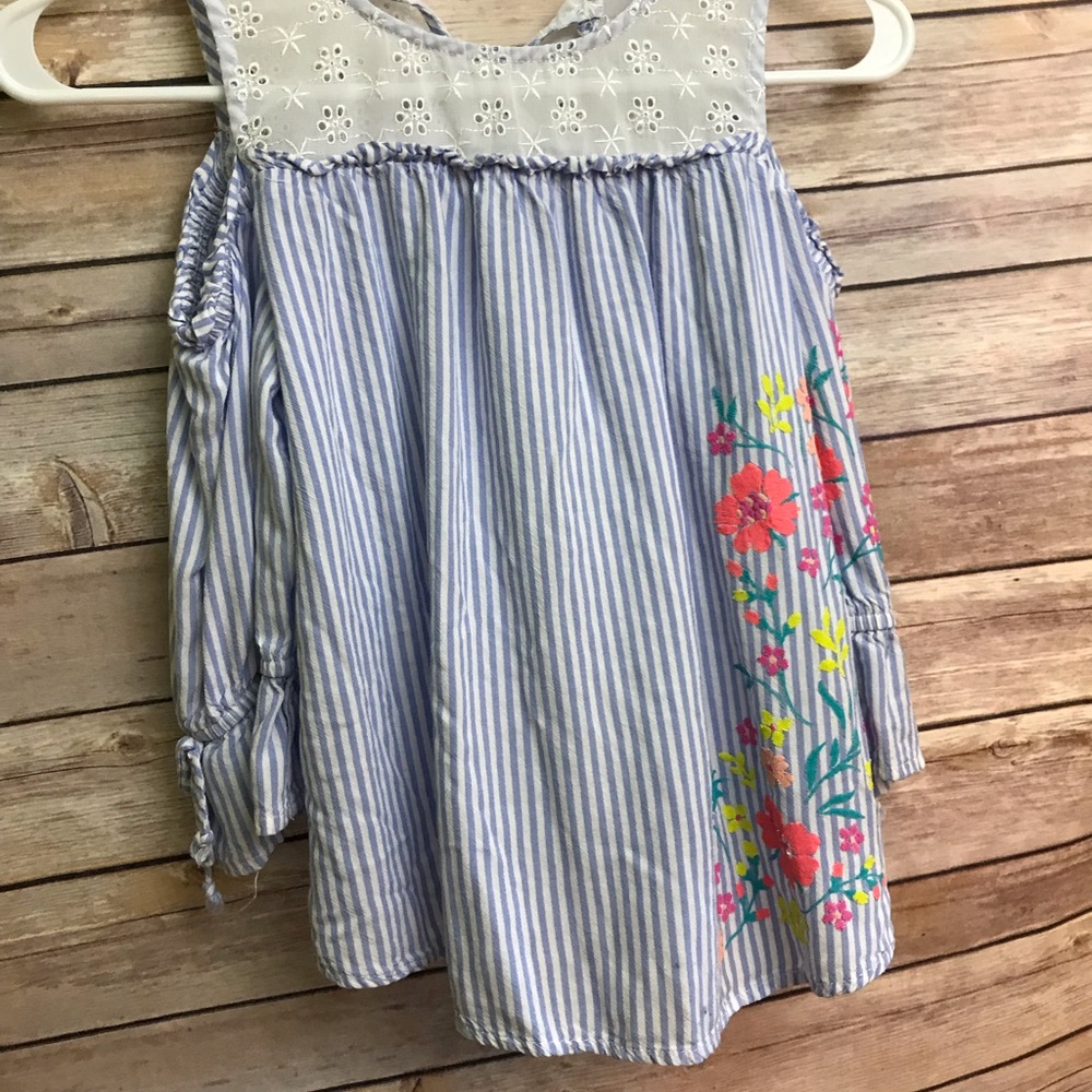 Cute striped and floral top.
